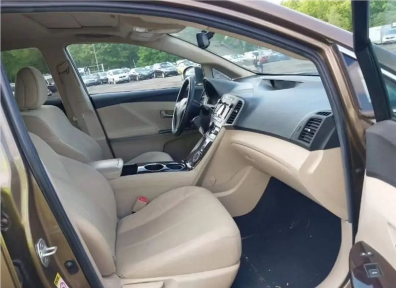 Thumbnail 3 of 2011 Toyota Venza XLE